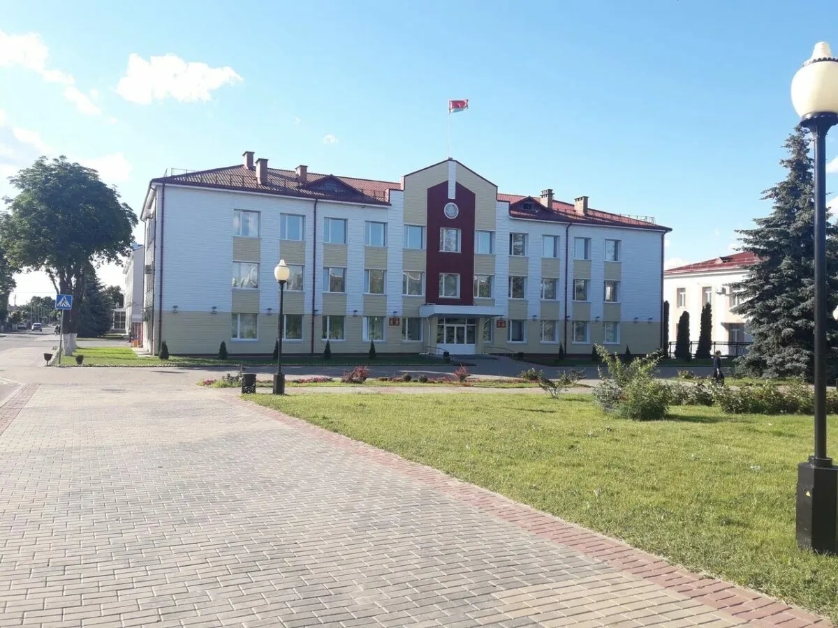 На фото здание Речицкого райисполкома