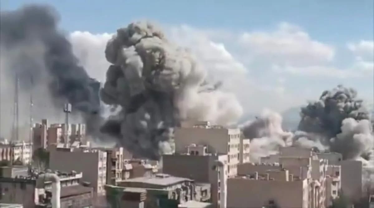 Сразу 50 израильских истребителей нанесли удар по центру Тегерана