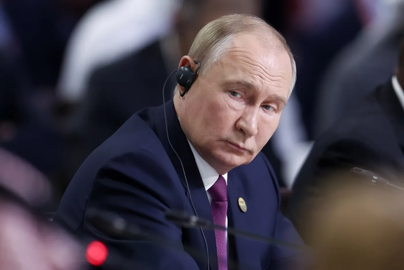 Путин обязал россиян перейти в мессенджер MAX. Кому сделал исключение?