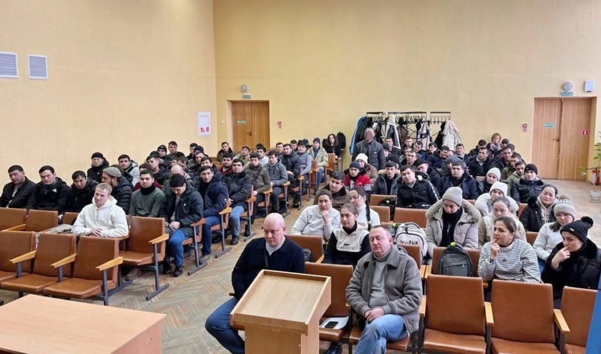 В Смолевичах собрали 100 иностранцев, чтобы публично депортировать одного из них