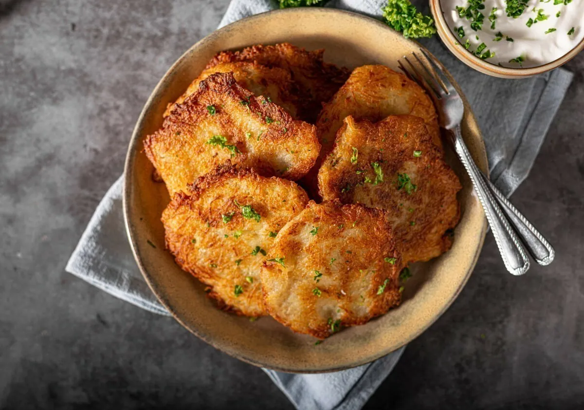 МАРТ предупредил белорусского блогера за сравнение кафе и ресторана. Причем тут драники?