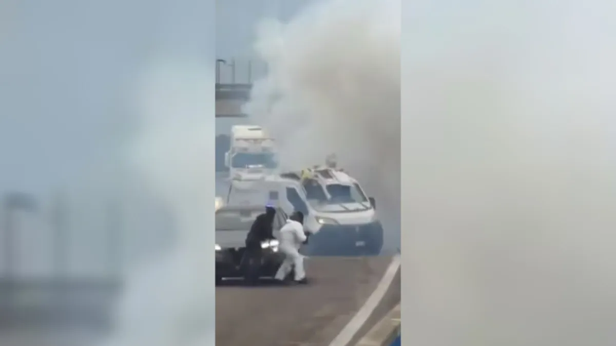 Грабители взорвали машину среди бела дня. Перестрелка с полицией попала на видео