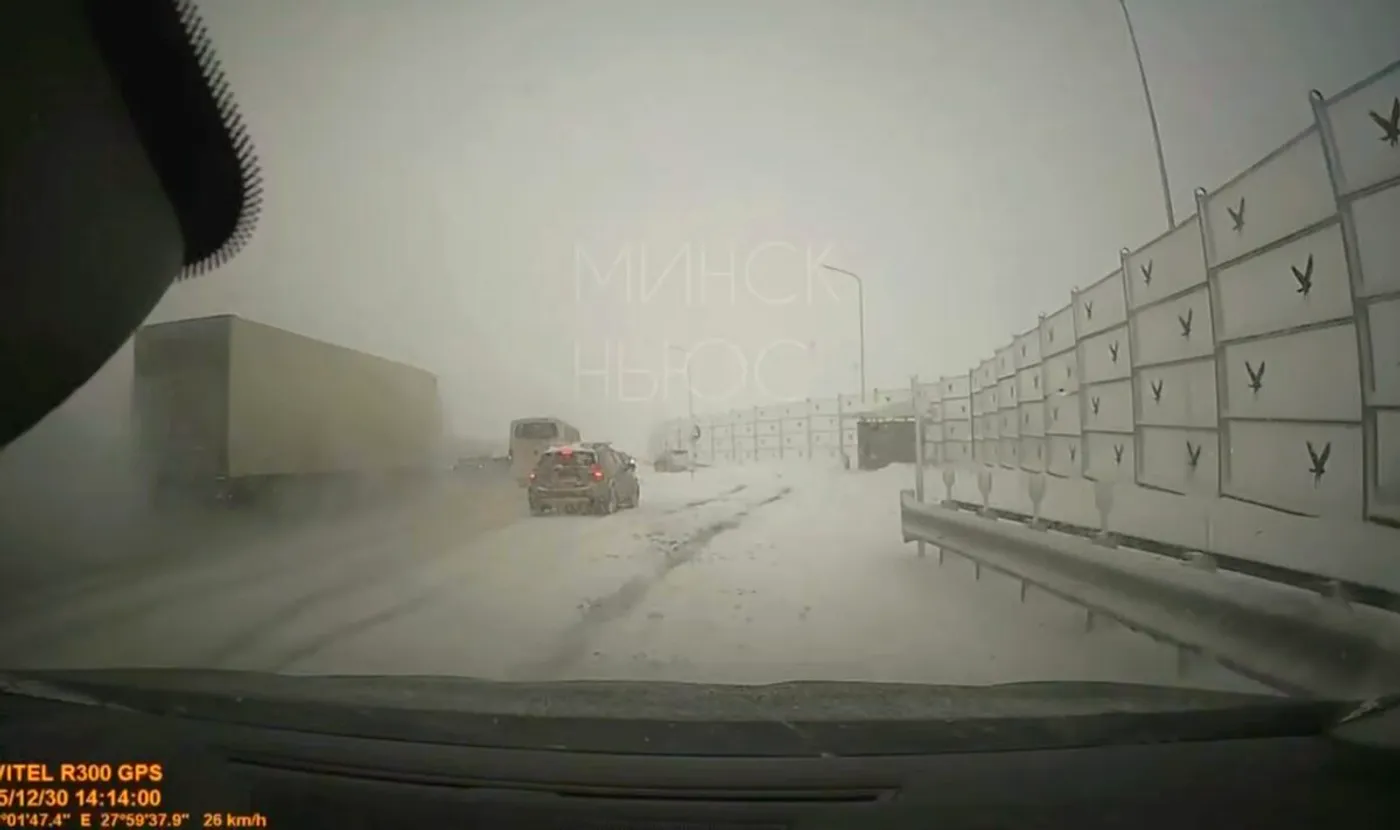 Появилось видео фуры, протаранившей легковушки под Минском