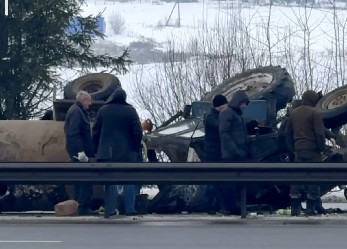 Под Минском затор на трассе Р1 из-за столкновения трактора, легковушки и маршрутки