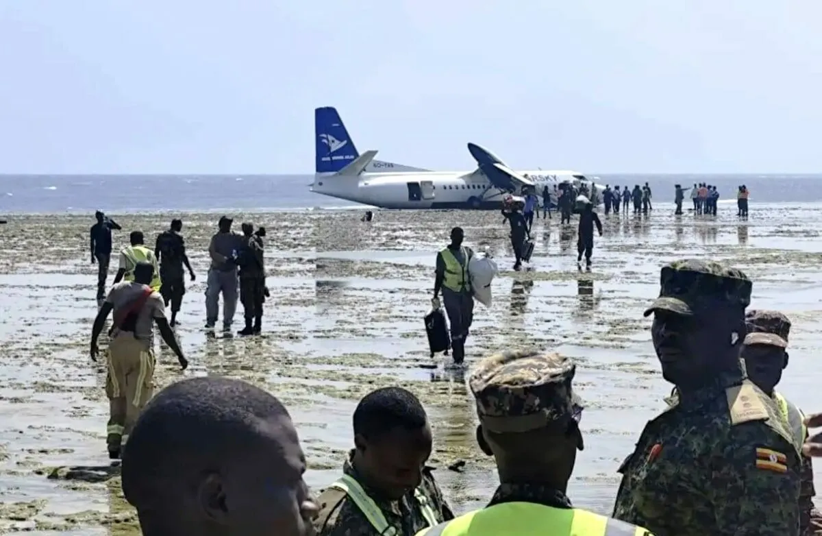 Самолёт с 50 пассажирами аварийно сел в море