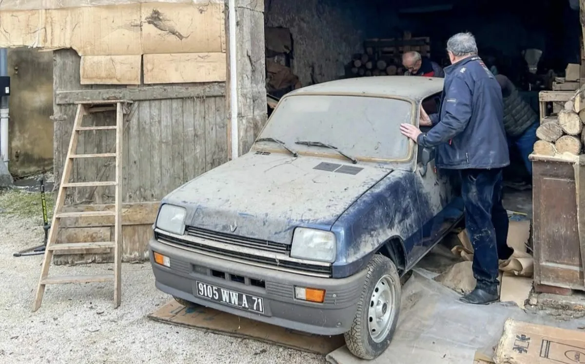 Во Франции нашли Renault 1982 года: не бита, не крашена, пробег 12 км. Продадут за 100 000 евро?