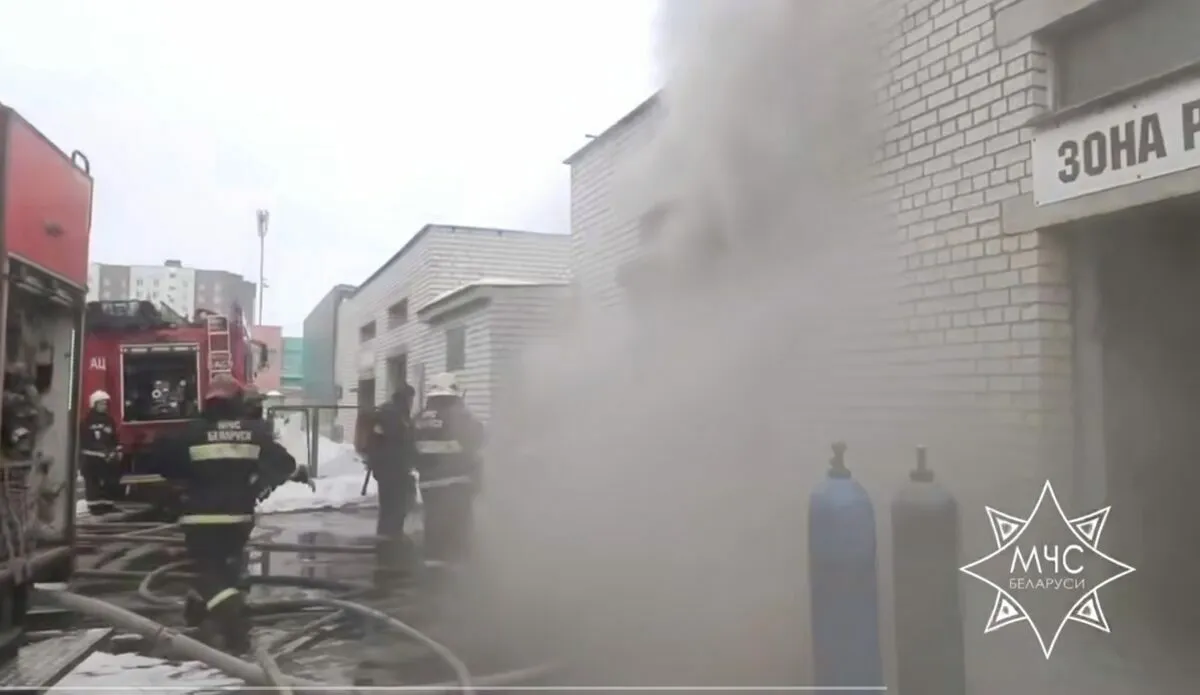 Сразу 11 пожарных машин приехали тушить 6 квадратных метров в Минске