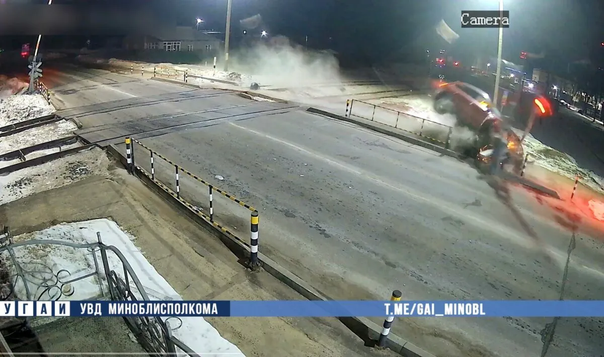 В Молодечно водитель протаранил железнодорожный переезд