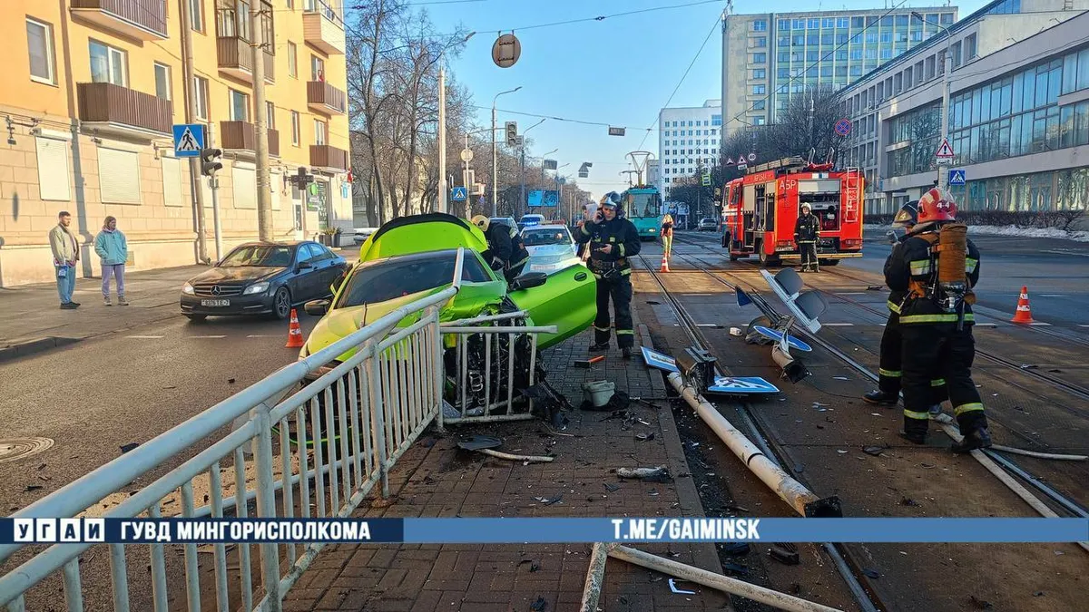 В центре Минска BMW протаранил остановку