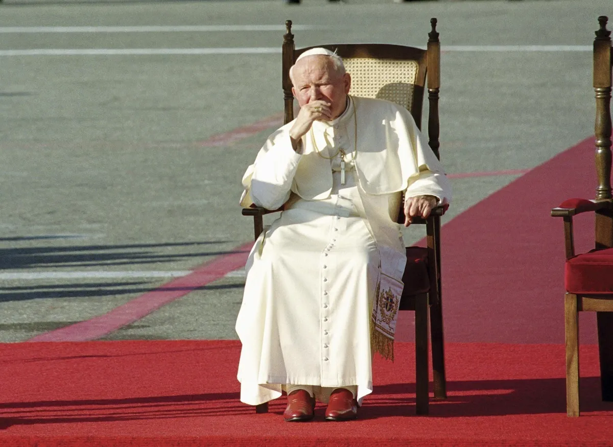 Даже папа Иоанн Павел II. В США опубликовали 300 имён знаменитостей, упомянутых в файлах Эпштейна