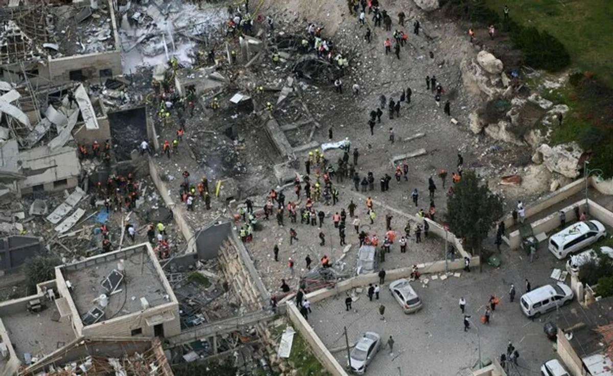 Иранская баллистическая ракета ударила по жилому дому в Израиле - 9 человек погибли