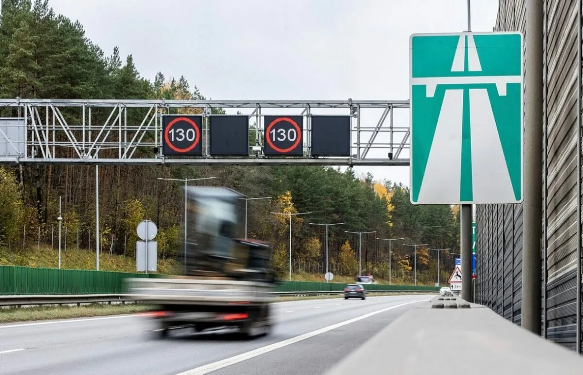 В Литве одобрили лимит скорости на трассах, который зависит от погоды и пробок. Как это работает