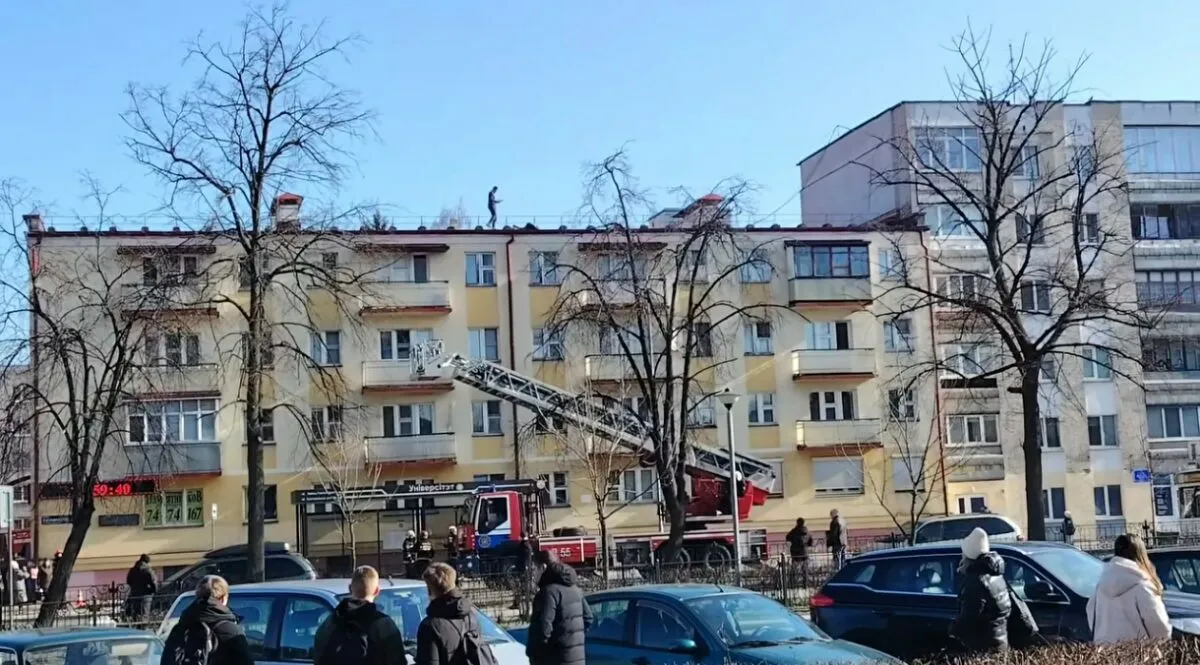 В Бресте мужчина устроил переполох, свесившись с края крыши 4-этажного дома: "Отвлекающий маневр"