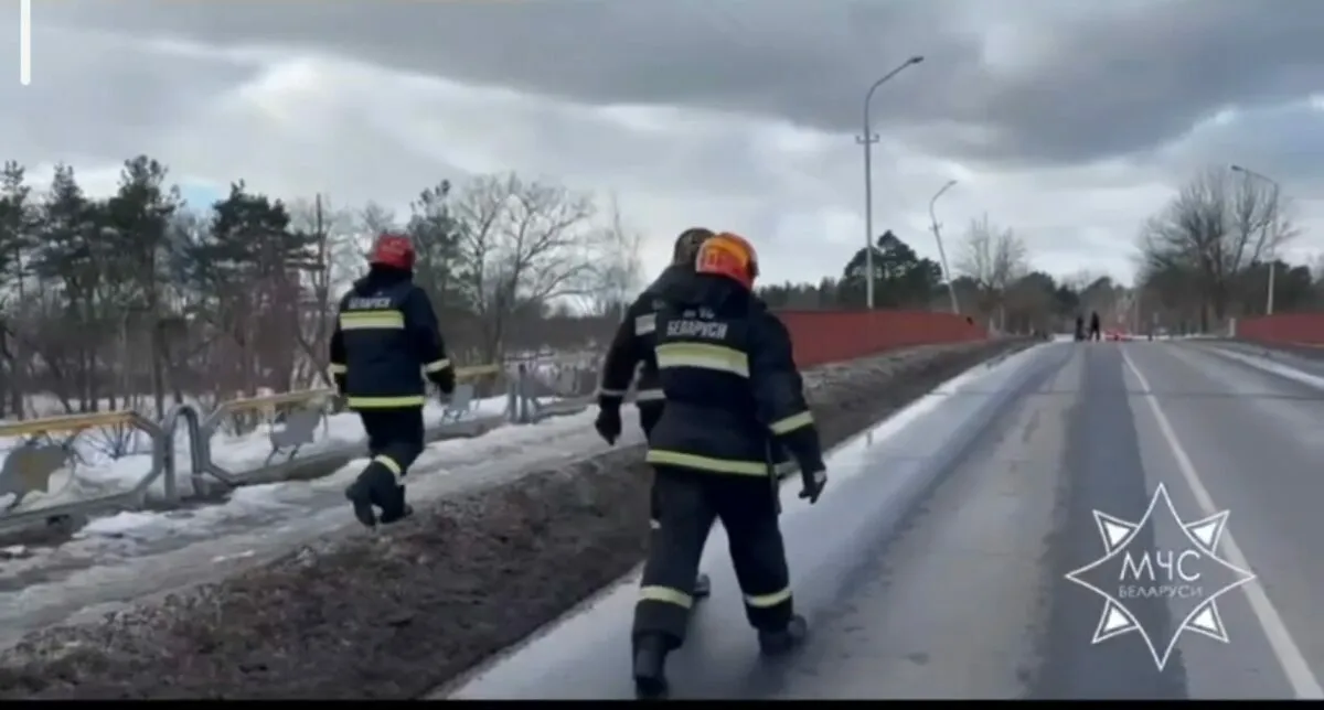 В Бобруйске наклонился мост над железной дорогой