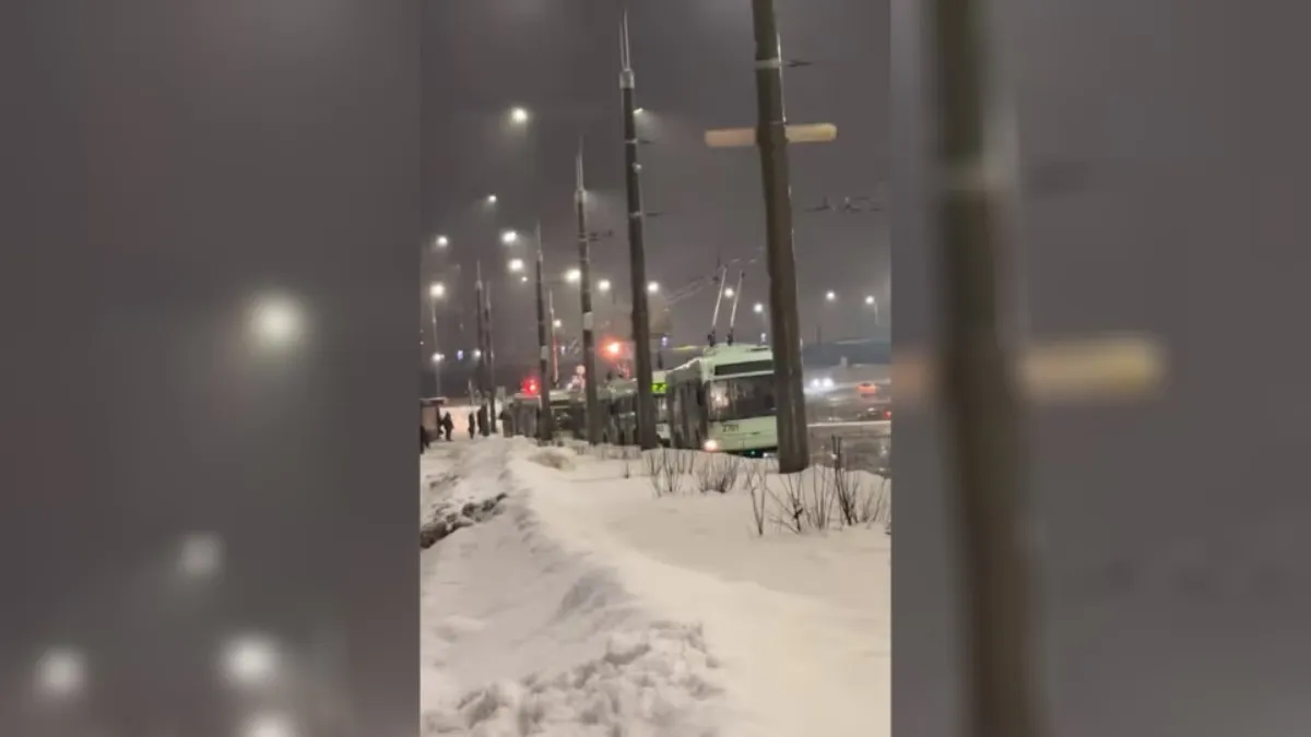 В Минске в утренний час пик массово встали троллейбусы. Синоптики объяснили, что происходит