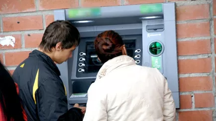 У клиентов ряда белорусских банков пропали деньги с карт. БПЦ объяснил, что происходит