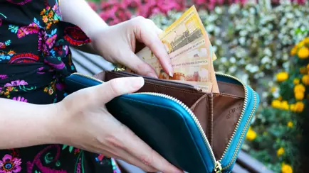 Средняя зарплата белорусов в августе упала на 9,7 рубля. У кого выросла на 182,6 BYN, а у кого — минус 607,9 BYN