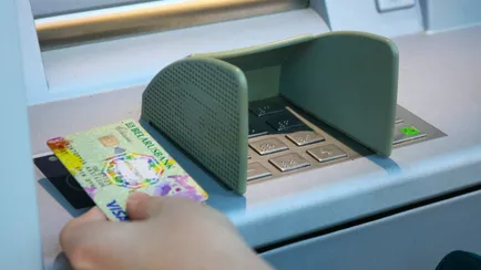 Белорусов призвали оставить на банковских картах «оперативный минимум». Куда девать остальное?