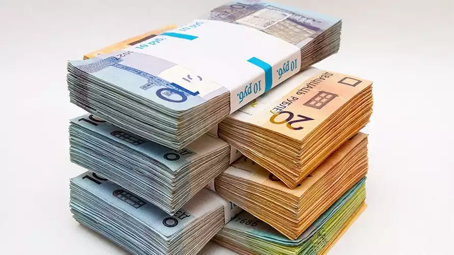 Обязаны ли работодатели платить белорусам матпомощь перед отпуском? Адвокат назвала условие