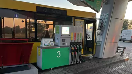 В Минске водитель городского автобуса врезалась в АЗС