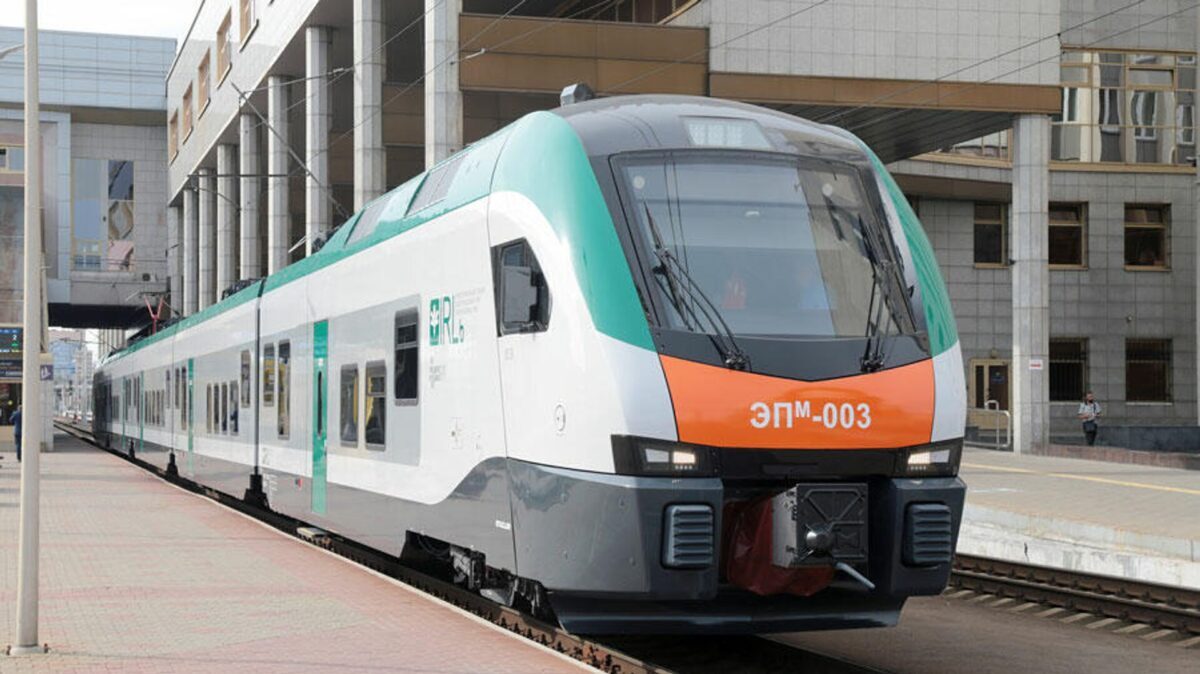 БелЖД заменила ещё один Stadler на локомотив с вагонами