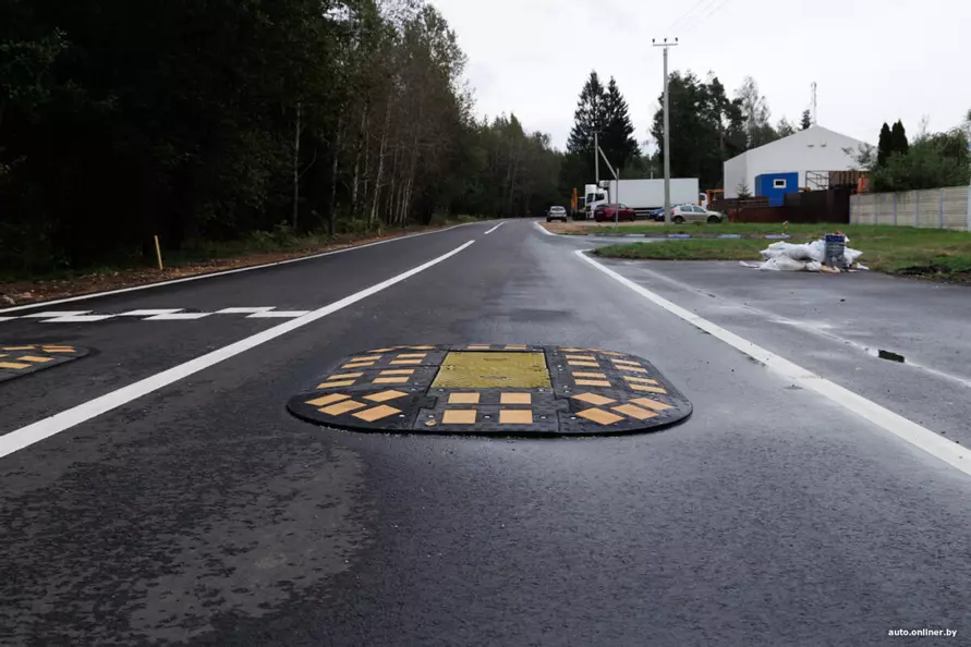 На дорогах под Минском заметили «берлинские подушки» вместо «лежачих полицейских». В чём преимущество?