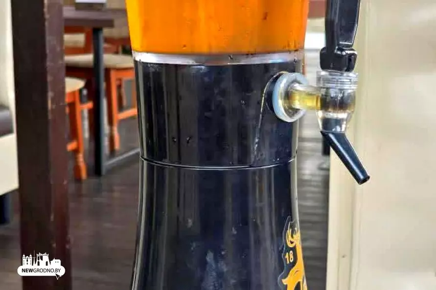 Белорусы пожаловались на пиво с личинками в одном из баров Гродно