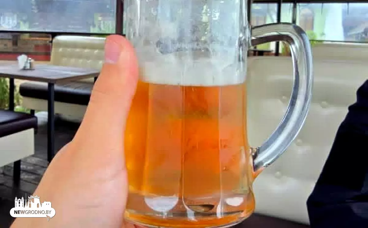 Белорусы пожаловались на пиво с личинками в одном из баров Гродно