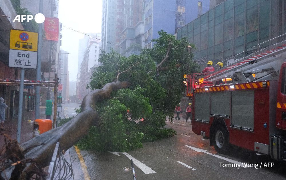 "Король штормов" накрыл Китай, разрушая дома и дороги