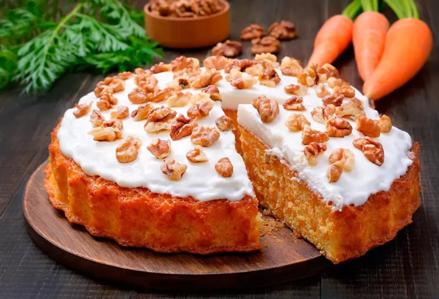 Взбейте яйца и смешайте с морковью. Этот пирог без сахара съедают за считанные минуты