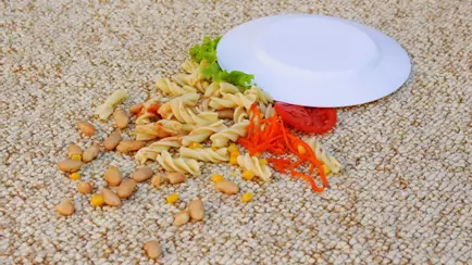 Работает ли «правило пяти секунд»? Диетолог пояснила, когда можно съесть упавшую на пол еду