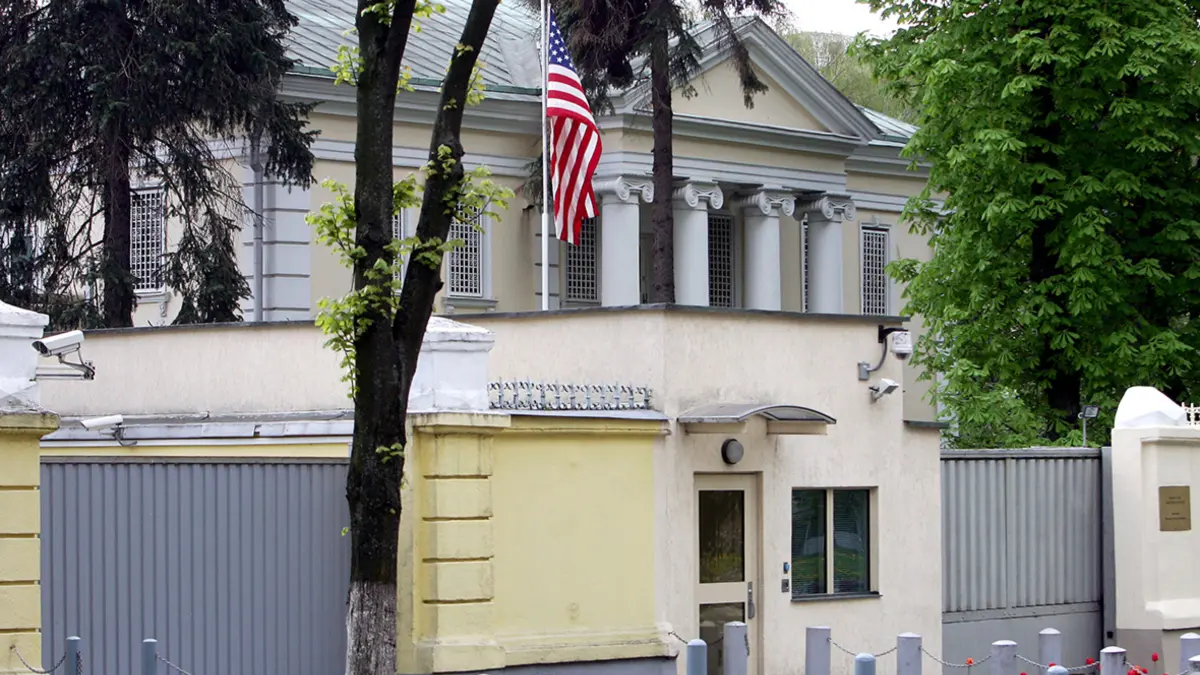 Посольство США в Беларуси устроило распродажу мебели от 20 рублей