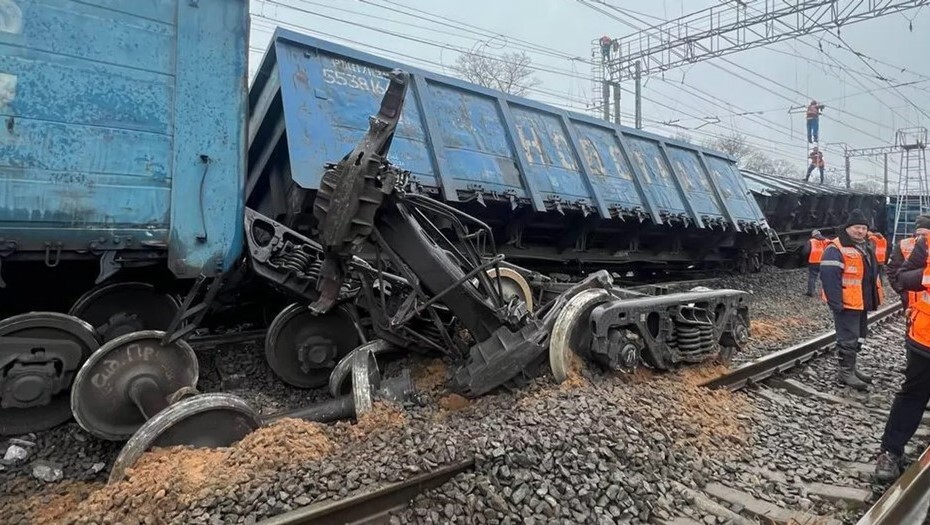 В РФ под Санкт-Петербургом произошло сразу три катастрофы: сошел с рельсов поезд и загорелся НПЗ