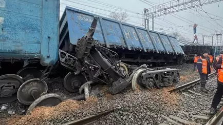 В РФ под Санкт-Петербургом произошло сразу три катастрофы: сошел с рельсов поезд и загорелся НПЗ