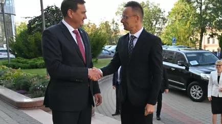 Глава МИД Венгрии Сийярто прилетел в Минск