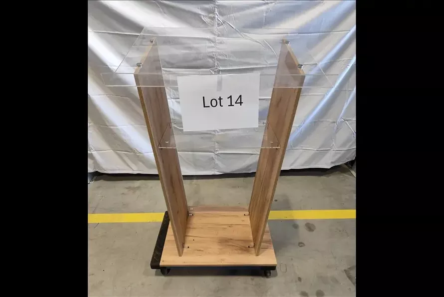 Посольство США в Беларуси устроило распродажу мебели от 20 рублей