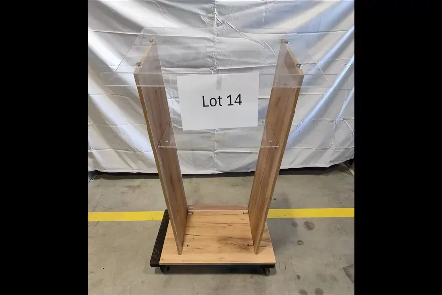 Посольство США в Беларуси устроило распродажу мебели от 20 рублей