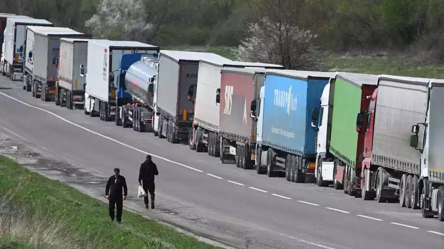 Прямо перед закрытием границы в Беларусь из Польши массово заехали сотни грузовиков