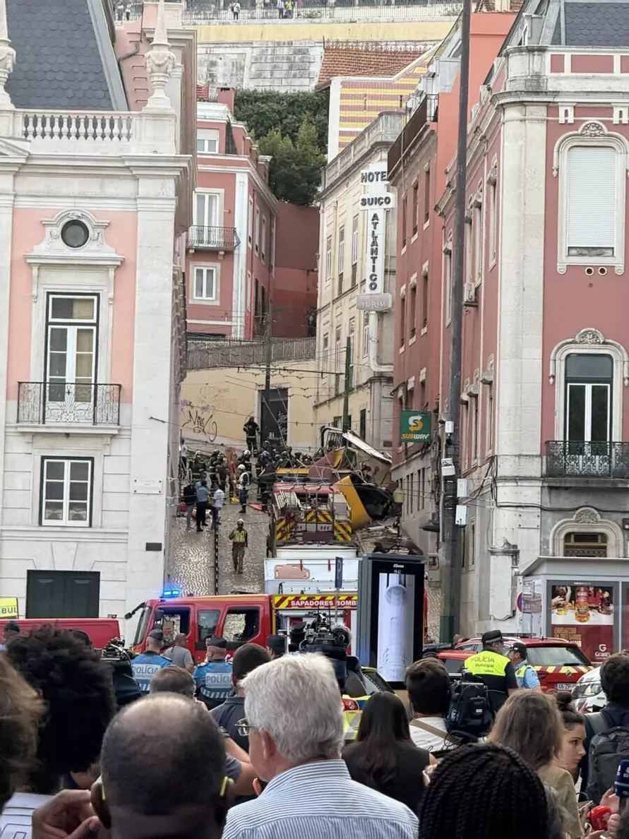 В Лиссабоне при крушении 140-летнего фуникулёра погибли 15 человек