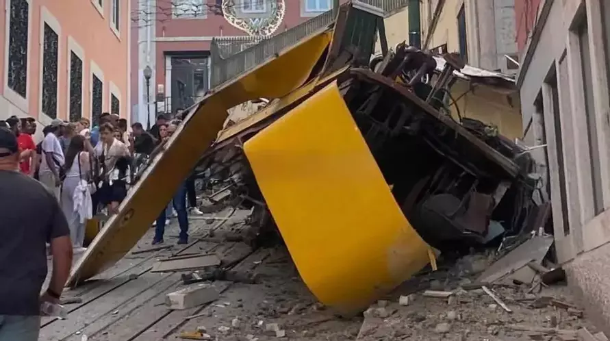 В Лиссабоне при крушении 140-летнего фуникулёра погибли 15 человек