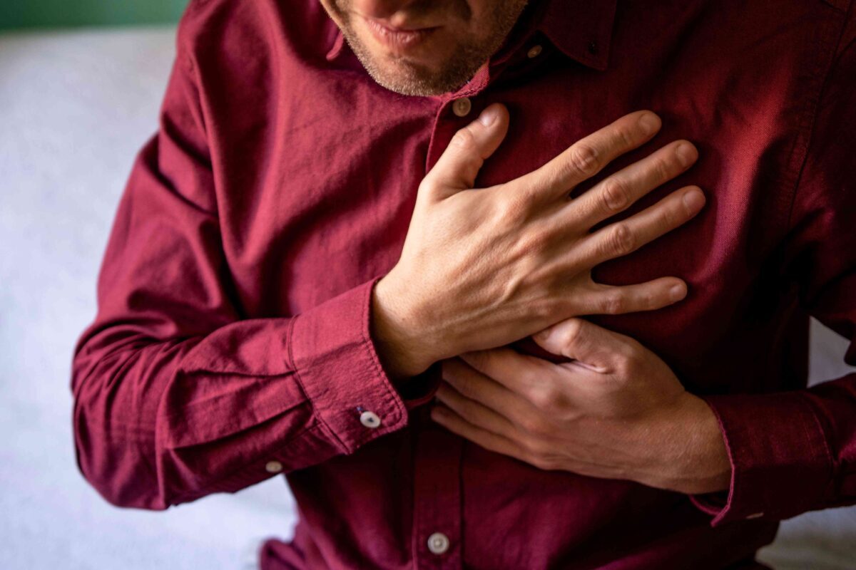 Кардиолог назвал 4 неочевидных признака, что нужно проверить сердце