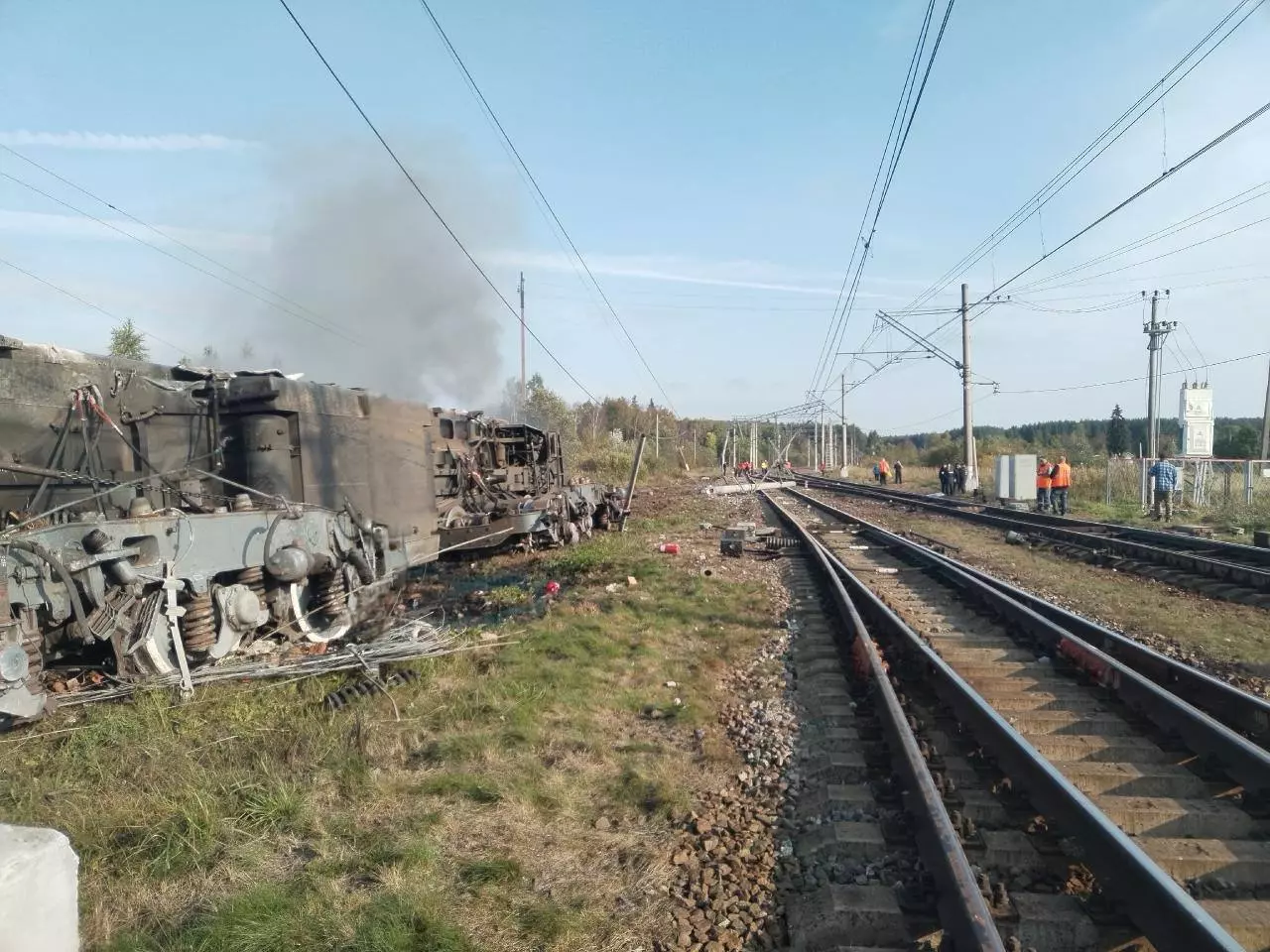 В РФ под Санкт-Петербургом произошло сразу три катастрофы сошел с рельсов поезд и загорелся НПЗ