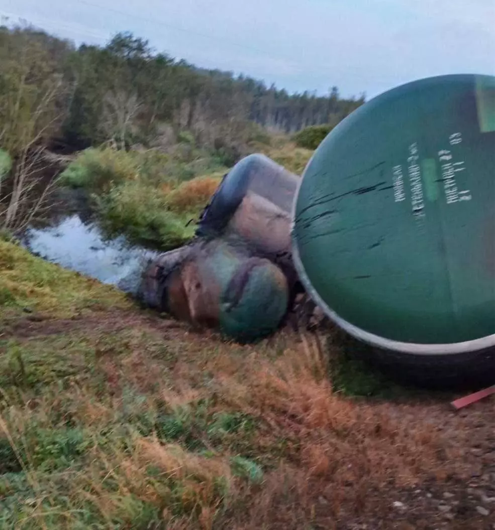 В РФ под Санкт-Петербургом произошло сразу три катастрофы сошел с рельсов поезд и загорелся НПЗ