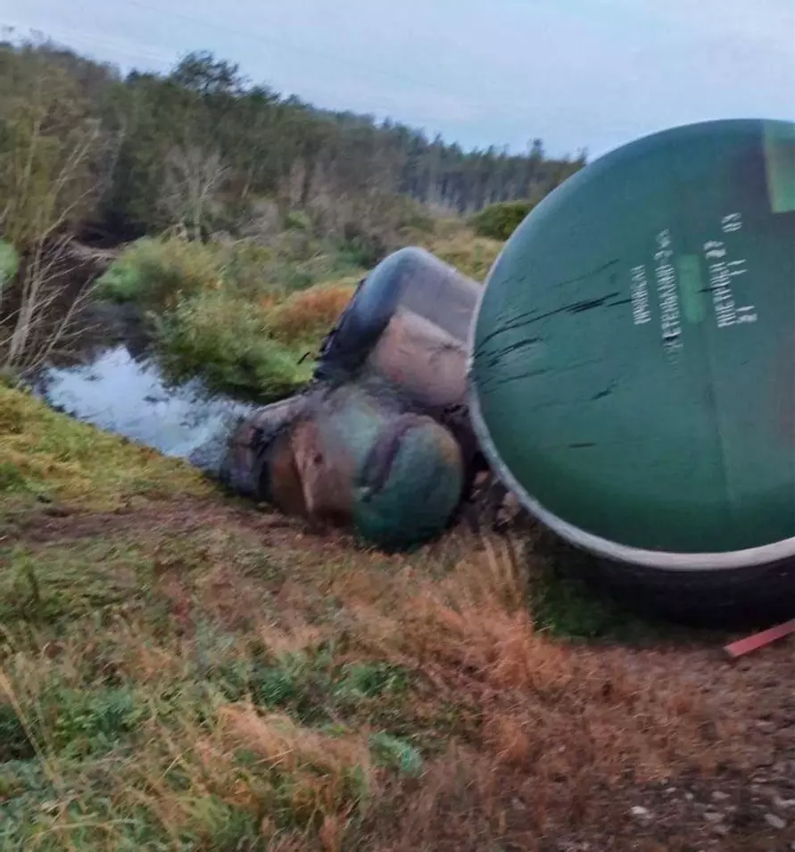 В РФ под Санкт-Петербургом произошло сразу три катастрофы сошел с рельсов поезд и загорелся НПЗ