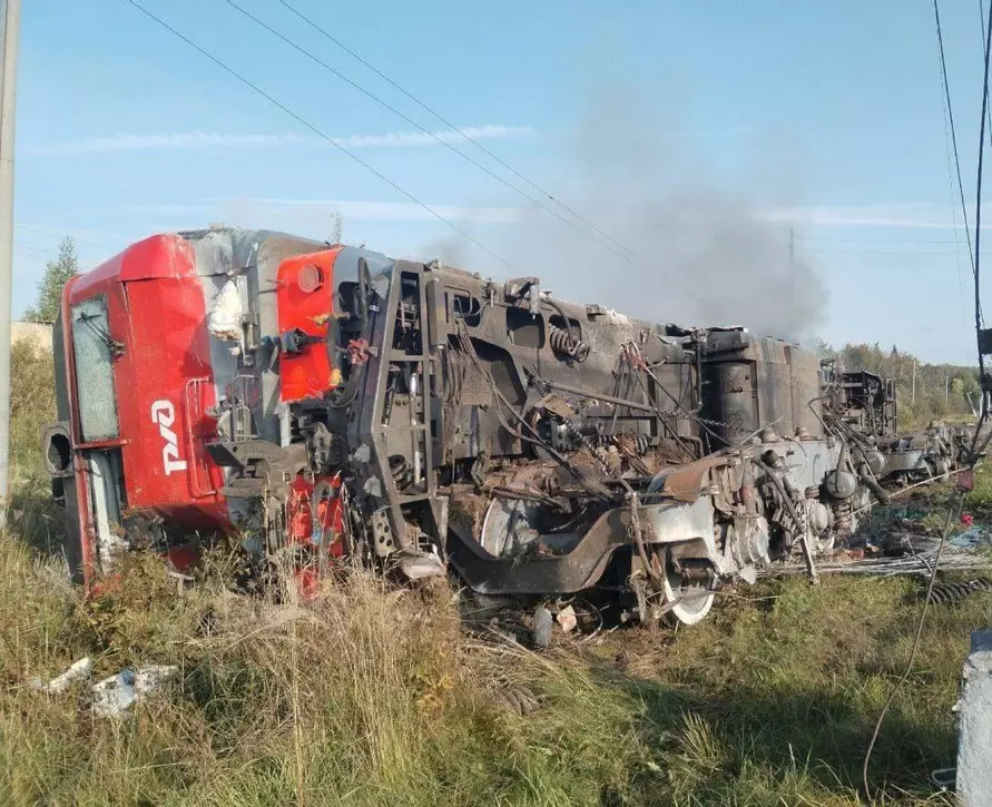 В РФ под Санкт-Петербургом произошло сразу три катастрофы сошел с рельсов поезд и загорелся НПЗ