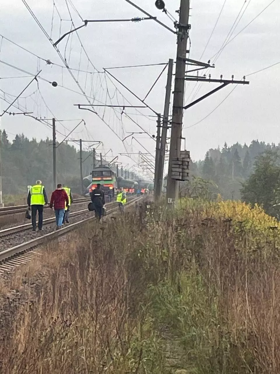 В РФ под Санкт-Петербургом произошло сразу три катастрофы сошел с рельсов поезд и загорелся НПЗ
