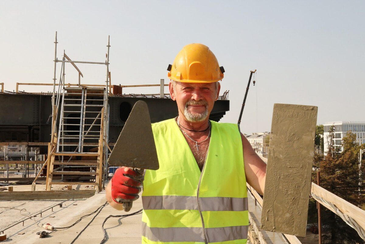 В центре Минске установили "уникальную комбинированную" часть моста