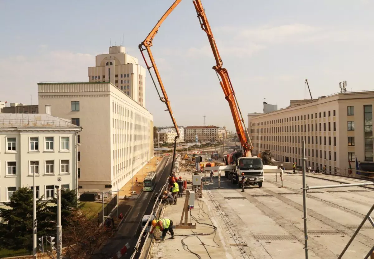 В центре Минске установили уникальную комбинированную часть моста