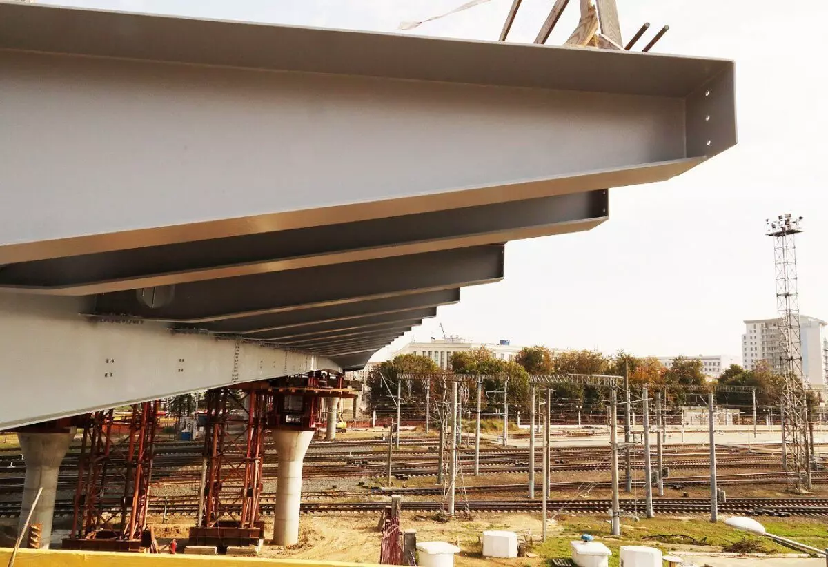 В центре Минске установили уникальную комбинированную часть моста