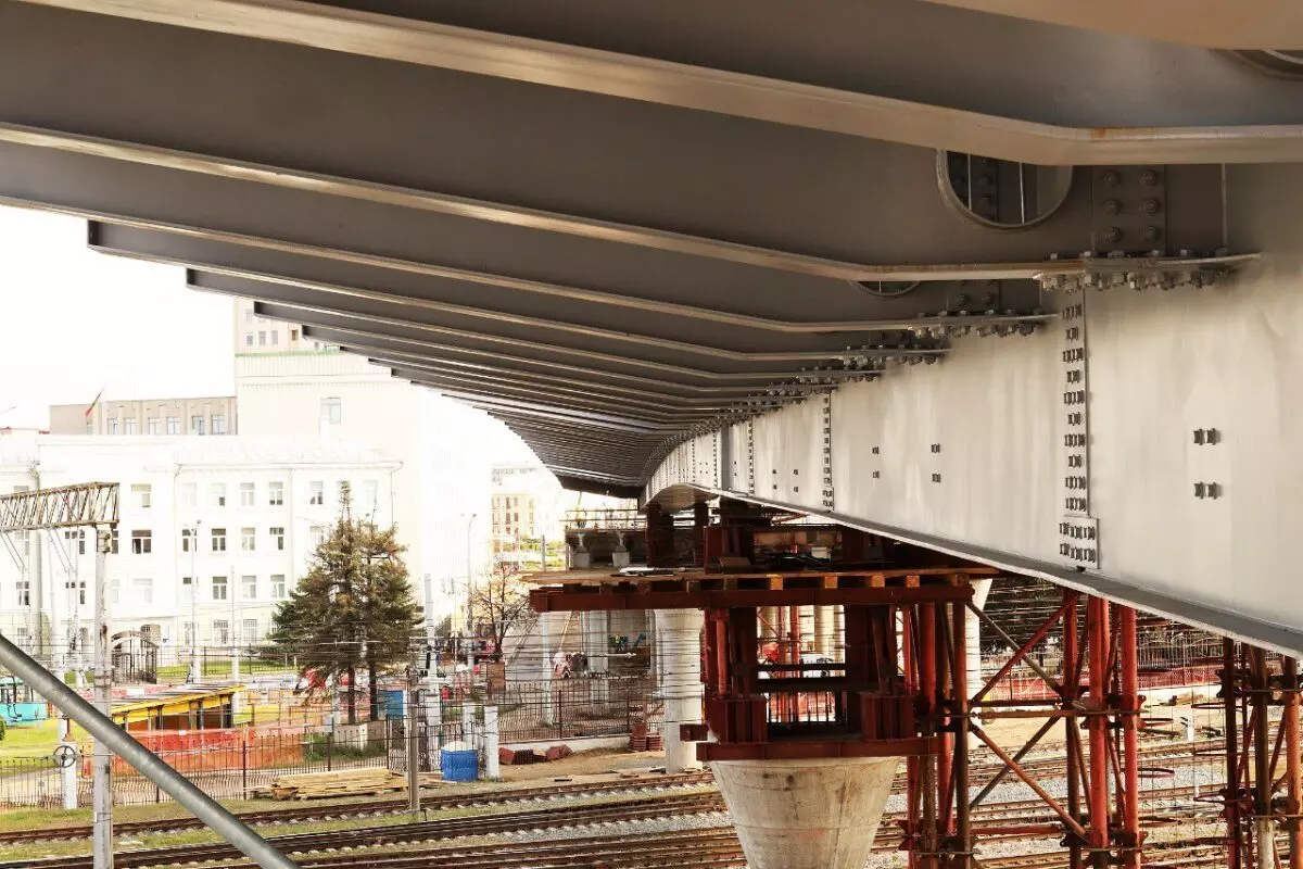 В центре Минске установили уникальную комбинированную часть моста
